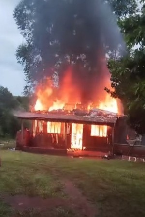 Vivienda se incendió por completo tras caída de rayo en Los Cedrales - trece