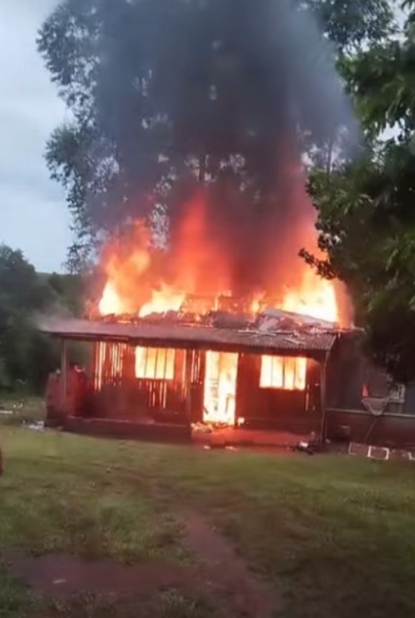 Vivienda se incendió por completo tras caída de rayo en Los Cedrales - trece