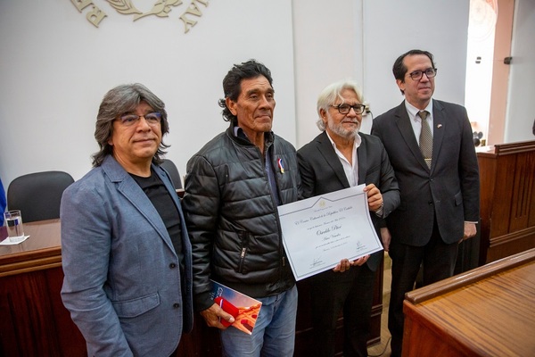 Osvaldo Pitoe recibió la distinción "Maestro del Arte 2025"