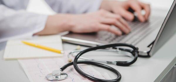 Denuncian restricciones laborales a 421 médicos especialistas y piden intervención presidencial