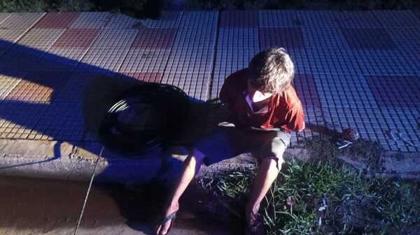 Popular / Sorprenden a pendex robando cables subterráneos