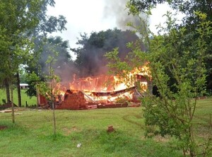 Popular / ¡Ho’a rayo oga ári y dejó a una familia sin nada!