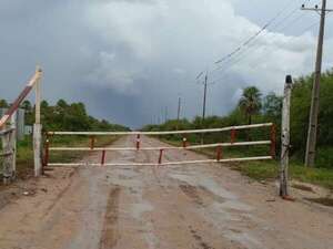 Conductores que no respeten clausuras en días de lluvias serán denunciados ante la Fiscalía en Alto Paraguay - Noticias del Chaco - ABC Color