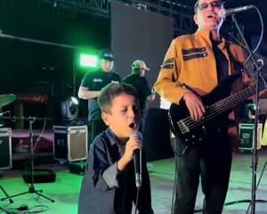 Popular / (VIDEO) ¡Mini fan de "Tropical Florida" cantó con sus ídolos y ligó un premiazo!