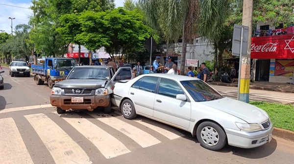 Choque en cadena deja varios vehículos dañados en Encarnación - La Tribuna