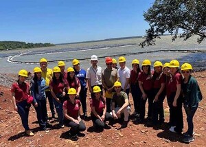 Itaipú fortalece vínculo con la academia mediante visitas técnicas a su Planta Solar Flotante | DIARIO PRIMERA PLANA