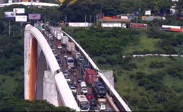 Viajes a Brasil y compras de fin de año generan intenso tráfico en el Puente de la Amistad - ABC en el Este - ABC Color