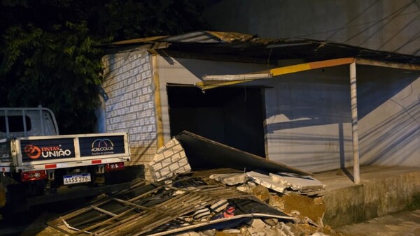 Camión queda sin frenos, tumba columna de la ANDE y derrumba parte de una vivienda en CDE