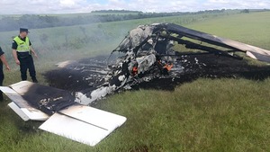 Investigan avioneta incinerada en estancia de Santa Rita