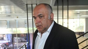 Hermano de Bachi condenado sigue activando en política
