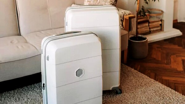 Cruzar la calle con las valijas para atraer los viajes