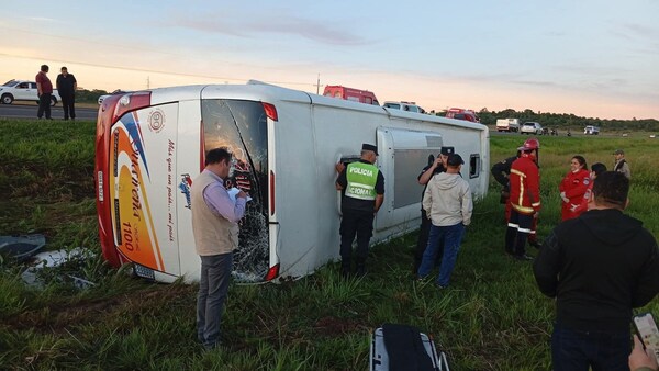Vuelco de bus en Coronel Oviedo: imputan y piden prisión para chofer  | Unicanal