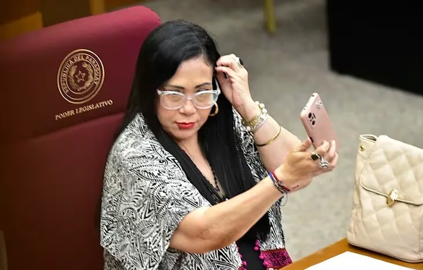 Yamy Nal va a la Corte y pide volver al Senado