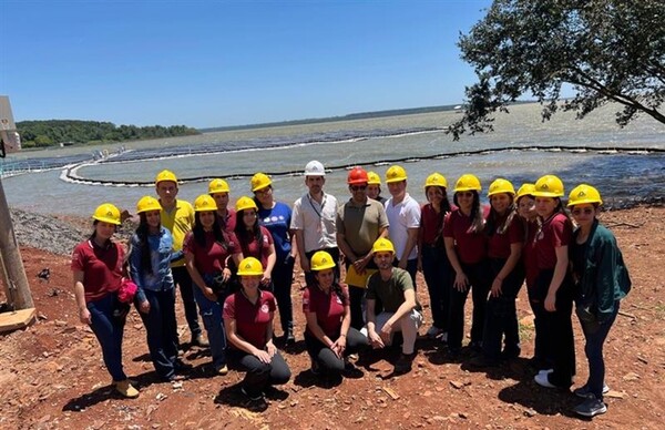 Itaipú fortalece vínculo con la academia con visitas a su Planta Solar Flotante - ADN Digital