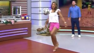 Popular / (VIDEO) ¡Conductora de tevé se volvió Ronaldinha!