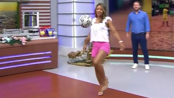 Popular / (VIDEO) ¡Conductora de tevé se volvió Ronaldinha!