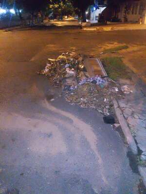 Basura acumulada en Enrique Solano López y libertad, Barrio Jara - Crónicas Ciudadanas - ABC Color