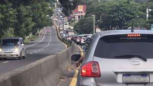 Congestión en Ruta PY02, en Ypacaraí, por tránsito de vehículos hacia el interior  - Nacionales - ABC Color
