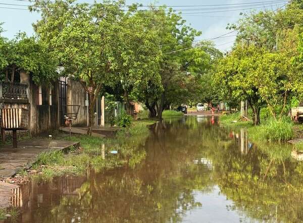 Arroyo Acaraymí vuelve a desbordarse y deja viviendas inundadas en Ciudad del Este - ABC en el Este - ABC Color