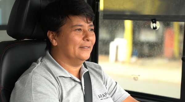 Mujeres se destacan en la operación de los primeros buses eléctricos en Asunción - trece