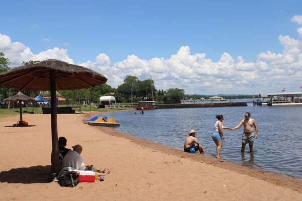 Importante afluencia de turistas en el lago de San Bernardino pese a advertencias del Mades - Nacionales - ABC Color