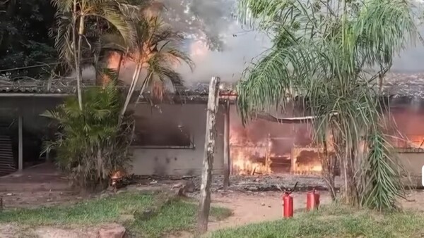Incendio consume por completo una vivienda en Nochevieja