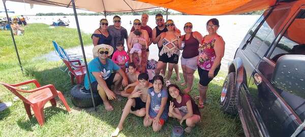 Más de mil personas optaron por la playa de Villa Florida para aplacar el calor en el primer día de 2026 - Nacionales - ABC Color