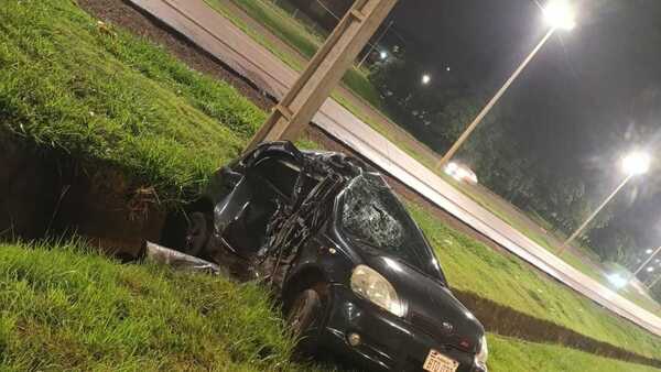 Conductor alcoholizado choca contra columna de la ANDE y vehículo queda incautado