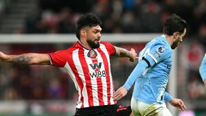 Descomunal partido de Omar Alderete ante el City