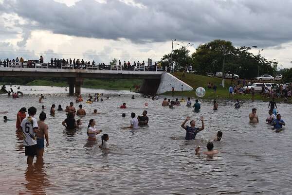 El Tapiracuai recibió a centenares de bañistas en el primer día de 2026 - Nacionales - ABC Color