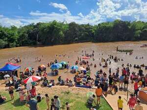 Playa Ysoró de Itapé se llena de bañistas en la tarde del 1 de enero - Nacionales - ABC Color