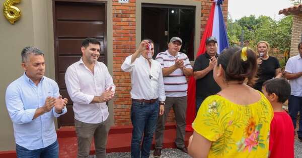 La Nación / El MUVH entregó viviendas a familias de Yaguarón