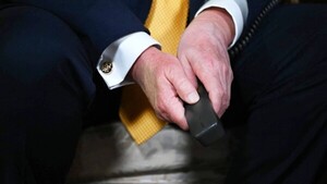 Trump culpa a la aspirina moretones en las manos y niega dormirse en público