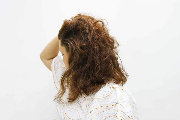 Frizz y Calor: Guía para Cuidar el Cabello en Verano