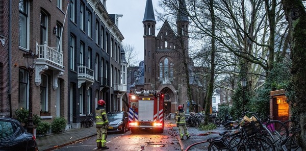 Voraz incendio destruyó la torre de una iglesia declarada patrimonio histórico en Amsterdam