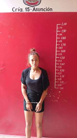 Detienen a una joven con antecedentes tras hurto de celular recuperado por GPS - Policiales - ABC Color