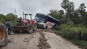 Choferes pasaron Año Nuevo atrapados en un bus varado rumbo a Fuerte Olimpo
