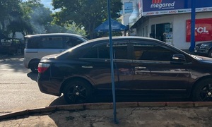 Vehículo sin chapa se estaciona a diario en bocacalle del centro de Coronel Oviedo, pero nadie le multa - OviedoPress