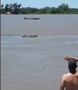 [VIDEO] ¿Qué hacían dos difuntos y una vaca en una lancha?