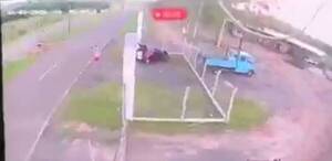 [VIDEO] ¡Terrible accidente! ¡De contramano y sin casco!