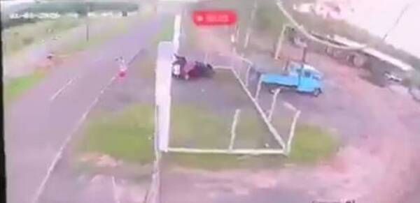 [VIDEO] ¡Terrible accidente! ¡De contramano y sin casco!