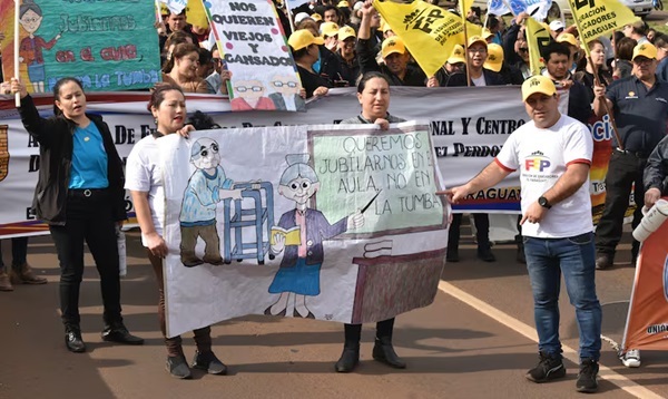 Docentes rechazan reforma de Caja Fiscal y anuncian acciones