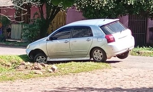 Denuncian auto presuntamente policial abandonado con uniforme y cervezas en la vía pública en Coronel Oviedo - OviedoPress