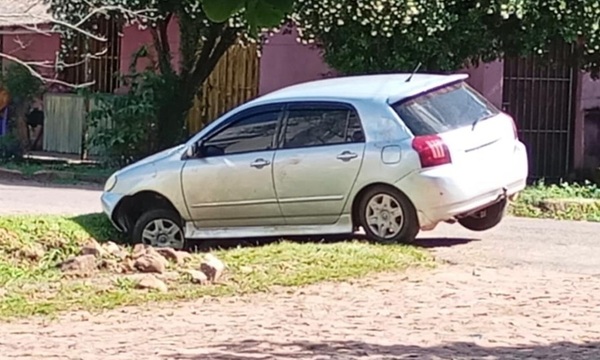 Denuncian auto presuntamente policial abandonado con uniforme y cervezas en la vía pública en Coronel Oviedo - OviedoPress