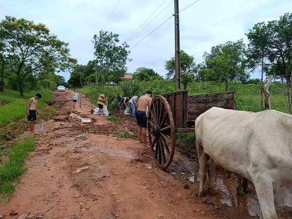 Desidia municipal: pobladores reparan caminos deteriorados en Carapeguá y San Roque González - Nacionales - ABC Color