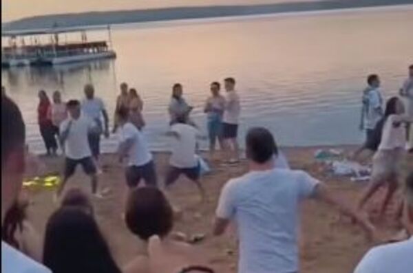 Popular / (VIDEO) Jóvenes se trenzaron a golpes en farras de fin de año en Sanber y Luque