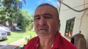 Por celos de una vecina, su doña usó la escoba por su lomo y otras partes