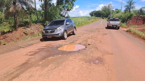 Baches y hundimientos convierten en un peligro la ruta entre  J. Eulogio Estigarribia y Raúl A. Oviedo - Nacionales - ABC Color