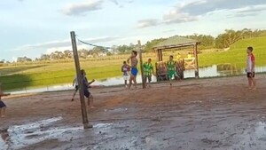 Gustavo Gómez visitó su valle y jugó voley con sus amigos