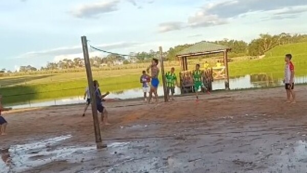 Gustavo Gómez visitó su valle y jugó voley con sus amigos